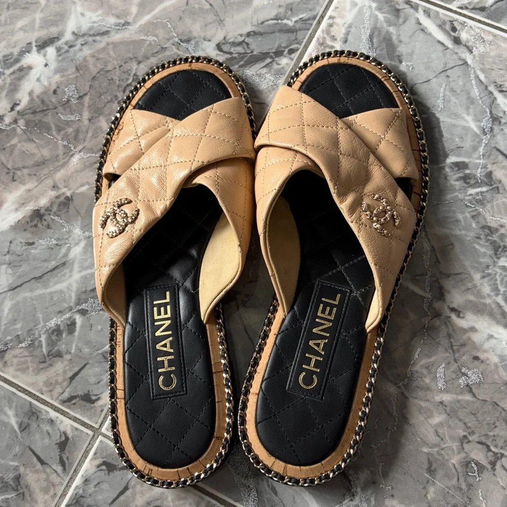 CHANEL Cross Over Quilted CC 2024 Sandals Beige and Black - Picture 2 of 5